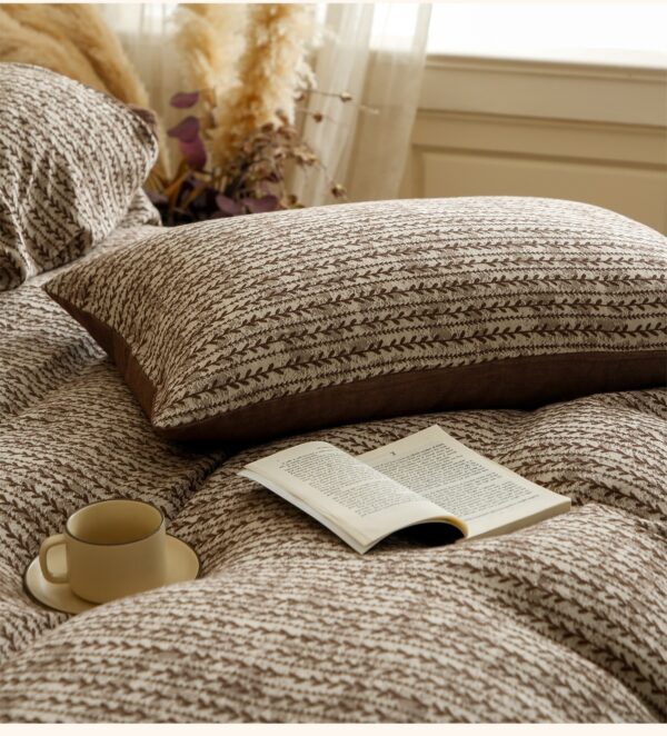 4-Piece Yarn-Dyed Jacquard Bedding Set, Striped Pattern, 78.7" × 90.6"